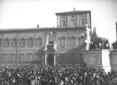La folla nella piazza del Quirinale accl ...