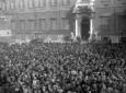 La folla accalcata in piazza del Quirina ...