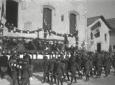 Acerbo, un uniforme della milizia,saluta dal palco ...