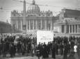 Curiosi si radunano intorno al blocco di marmo. Su ...