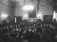 Mussolini presiede la cerimonia nella sala gremita ...