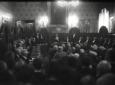 Mussolini legge una relazione all'interno della sa ...