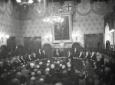 Mussolini legge una relazione all'interno della sa ...