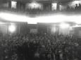 Folto pubblico nella sala del teatro. Quadri sulle ...