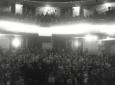 Folto pubblico nella sala del teatro. Quadri sulle ...
