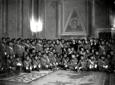 Foto di gruppo in una sala.Mussolini in uniforme d ...