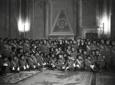 Foto di gruppo in una sala.Mussolini in uniforme d ...