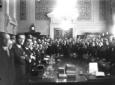 Foto di gruppo in una sala del Viminale. Mussolini ...