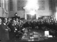 Foto di gruppo in una sala del Viminale. Mussolini ...