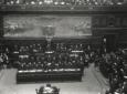 Mussolini mentre pronuncia il discorso commemorati ...