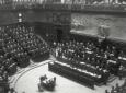 Mussolini mentre pronuncia il discorso commemorati ...