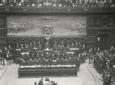 Mussolini mentre pronuncia il discorso commemorati ...