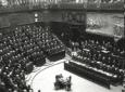 Mussolini mentre pronuncia il discorso commemorati ...