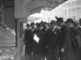 Mussolini, insieme ad altre autorit, osserva un f ...