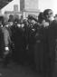 Mussolini, circondato da altre autorit, osserva l ...