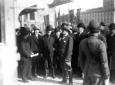 Mussolini, circondato da altre autorit, osserva i ...