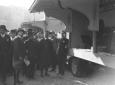 Mussolini, circondato da altre autorit osserva i  ...
