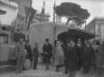 Vittorio Emanuele III, circondato da autorit, oss ...