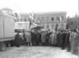 Vittorio Emanuele III, circondato da autorit, pos ...