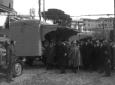 Vittorio Emanuele III, circondato da autorit, pos ...