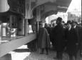 Vittorio Emanuele III, circondato da autorit, oss ...