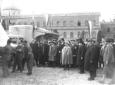 Vittorio Emanuele III circondato da autorit, tra  ...