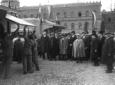 Vittorio Emanuele III circondato da autorit, tra  ...