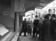 Vittorio Emanuele III, circondato da autorit, tra ...
