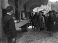 Vittorio Emanuele III, circondato da autorit, oss ...