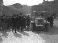 Mussolini, insieme ad altre autorit, cammina a fi ...