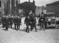 Mussolini, seguito da altre autorit, cammina su p ...