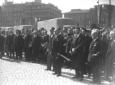 Mussolini, insieme ad un gruppo di autorit, assis ...