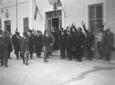 Mussolini, passando di fronte ad un edificio pubbl ...