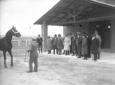 Mussolini, accompagnato da altre personalit, osse ...