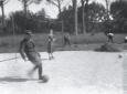 Mussolini gioca a calcio in un campo a V ...