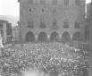 Folla in piazza del Duomo a Pistoia, dav ...