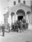 Folto gruppo di autorit, capeggiato da Mussolini, ...