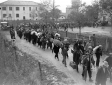 Lavoratori toscani procedono in fila lungo una str ...