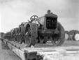 Convoglio ferroviario carico di trattori in occasi ...