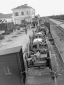 Convoglio ferroviario carico di trattori fermo all ...