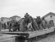 I lavoratori scaricano i trattori dal convoglio fe ...