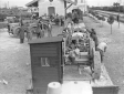Gruppo di persone osserva il convoglio ferroviario ...