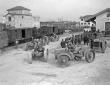 I lavoratori mentre guidano i trattori appena arri ...