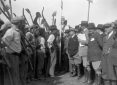 Il Duce, insieme a un gruppo di autorit, parla co ...