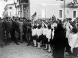 Il Duce, accompagnato da autorit, parla con un ba ...