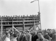 Mussolini sul palco con autorit e folla di lavora ...