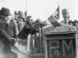 Il Duce mentre osserva un trattore 