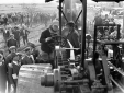Il Duce in piedi su un trattore con un lavoratore  ...
