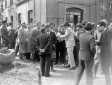 Il Duce accompagnato da autorit mentre parla con  ...