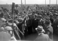 Il Duce, insieme a un gruppo di autorit, con i la ...